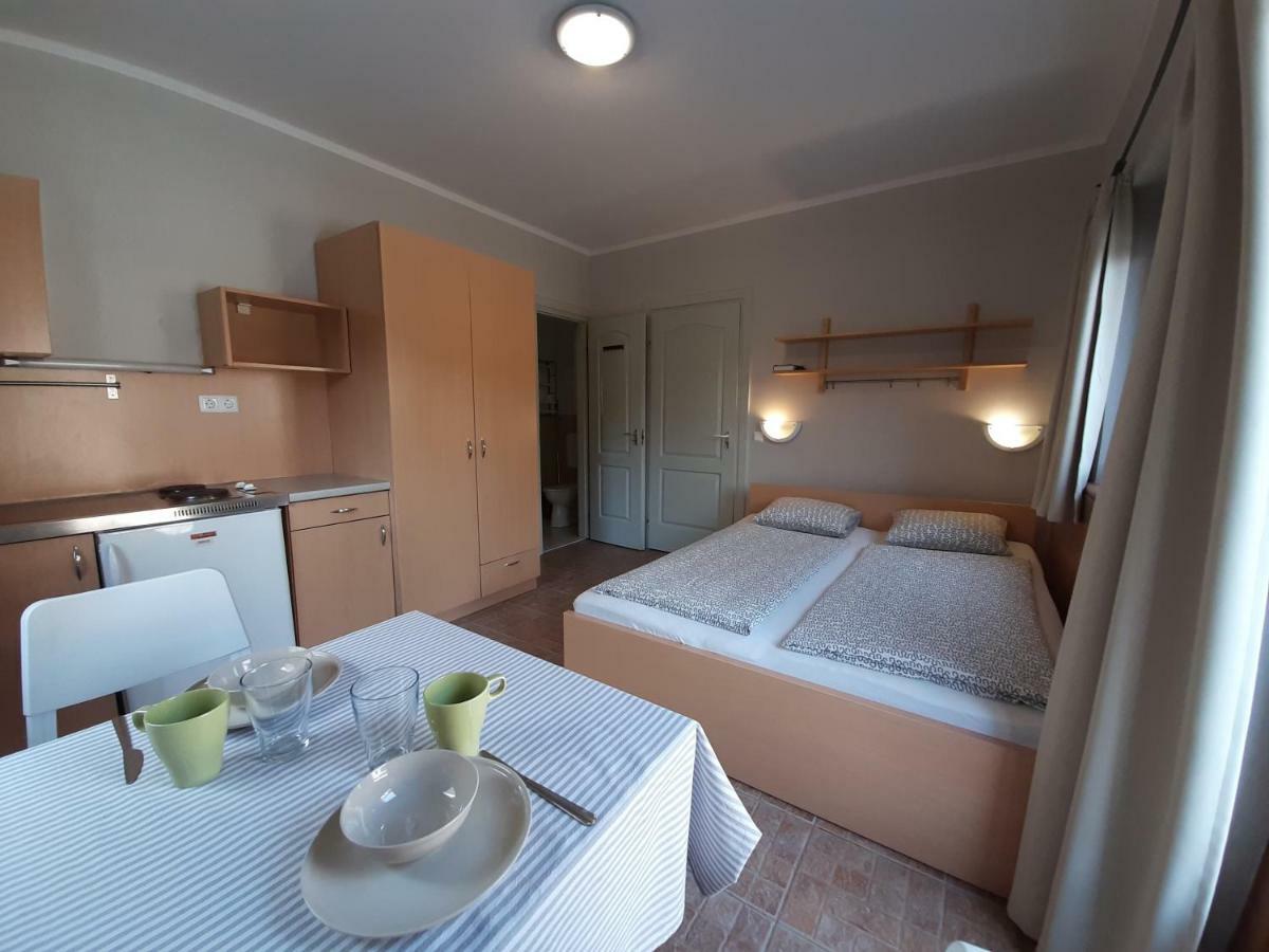 Familia Apartmanhaz Кестхей Екстер'єр фото